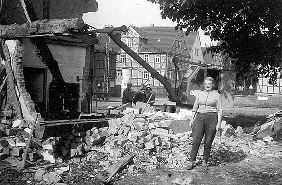 Frau Döring beim Abriss des Wohngebäudes der Schmiede Bergmann / Döring 
