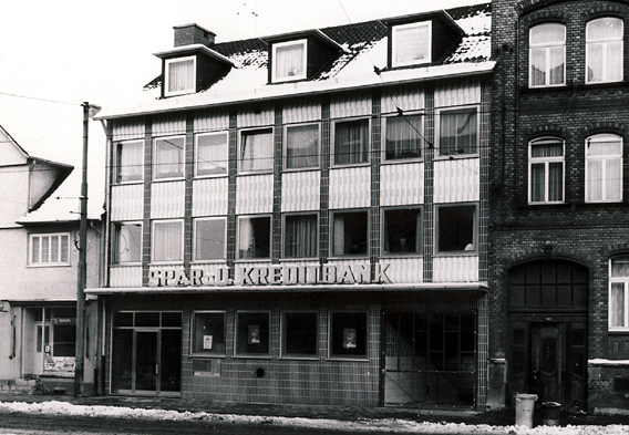 Leipziger Straße 159 mit der Spar-und Kreditbank ca. 1970. Links daneben der ehemalige Milchladen 