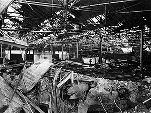 Zerstörte Werksanlage ferformte Stahlträger und Trümmer