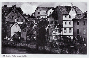 Engsehende alte Häuser am Ostufer der Fulda um 1900