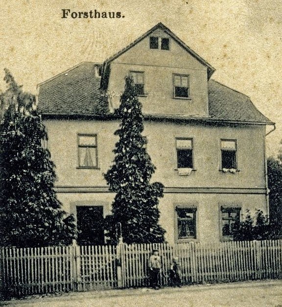 Ansicht des alten Forsthauses von der Straße, zwei Kinder am Zaun 