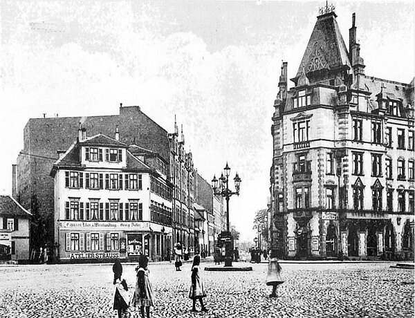 Blick vom Kirchplatz in Richtung Forst, die Straßenbahnhaltestelle, befand sich am Ausgang des Platzes, in der Leipziger Straße, in der Bildmitte Straßenbahn-Linie 3, (um 1910).