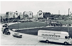 Verkehr im neu eröffneten Kreisel, Vordergrund Möbelbus Maluvius