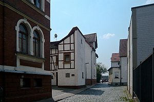 Jakobsgasse Ecke Erfurter Straße, in der Mitte sieht man den Fachwerkgiebel eines alten Hauses