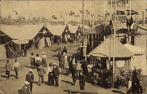Postkarte vom Ausstellungsgelände 1911, Besucher zwischen den Zelten 