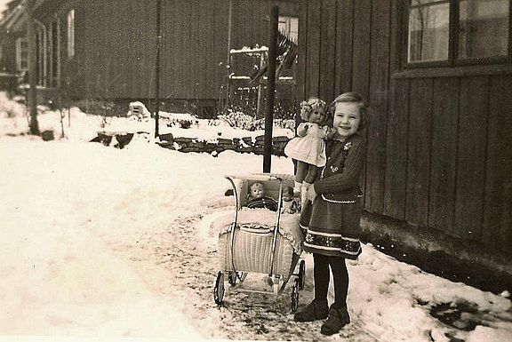 Meine Schwester 1954 vor den Häusern Am Messinghof 