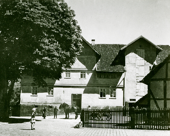 Buttlarstraße 6, Hof der Familie Karl Schweitzer, 1934 