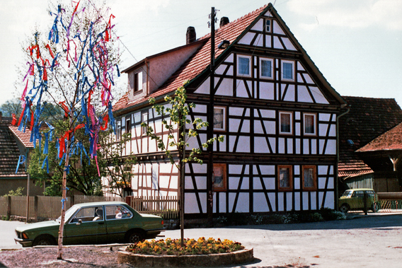 Die Ortsmitte von Bettenhausen mit Maischmuck 1990 