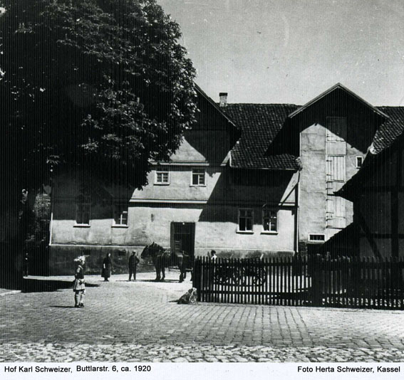 Personen mit Pferdegespann auf dem Hof Karl Schweizer in der Buttlarstr. ca 1920 