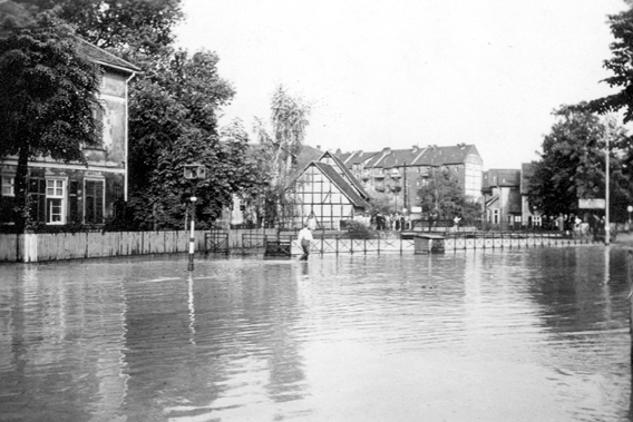 Dorfplatz Hochwasser, 1958 sw 