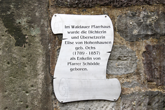 Elise von Hohenhausen Erinnerungstafel an der alten Mauer des ehemaligen Pfarrhauses 