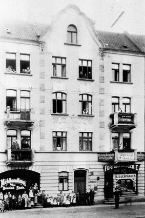 Leipziger Straße 110 mit Mehlhandlung Riede und Fortuna-Drogerie, ~1915 