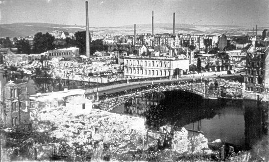 Luftbild der zerstörten Stadt nach der Bombenacht im Oktober 1943 mit intakter Fuldabrücke 