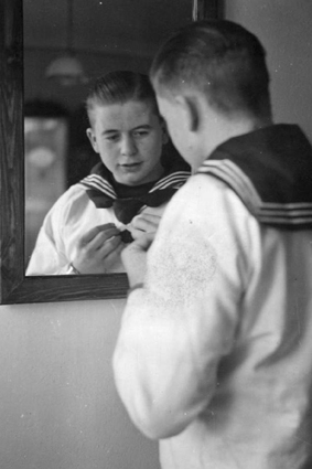 Der jugendliche Heinrich Kraft vor einem Spiegel 