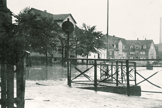 Blick auf überschwemmten Dorfplatz von Lossebrücke Hochwasser 1942 