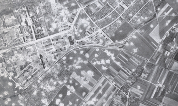 Luftaufnahme vom 01.08.1943, man sieht deutlich die Trichter der Bomben, die Junkers (links unten) und Spinnfaser und Fieseler (links oben) treffen sollten, auch die Häuser der Fieseler-Siedlung (rechts) wurden teilweise getroffen. 