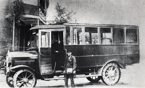 Fahrer und Schaffner vor Omnibus mit Vollgummireifen, ca. 1925 