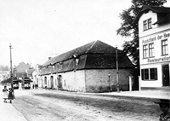 Hess. Actienbrauerei um 1900, Frankfurter Str. 77, Gebäude an der Straße und gegenüber 2 Personen 