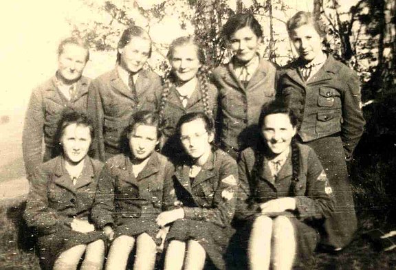 9 Mädels in Uniform 