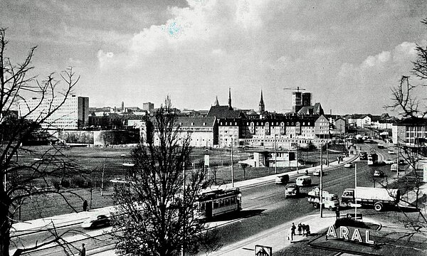 Messeplatz Unterneustadt davor Autoverkehr auf der Leipziger Str., 1958