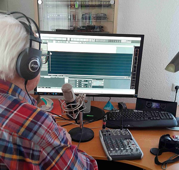 Falk Urlen produziert in seinem 'Ton-Studio' eine Sendung für das Freie Radio Kassel mit Mikrofon und Kopfhörer