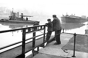 Ein Mann und ein Kind stehen an der Schleuse. Schleusung ca. 1953 bei Spiekershausen