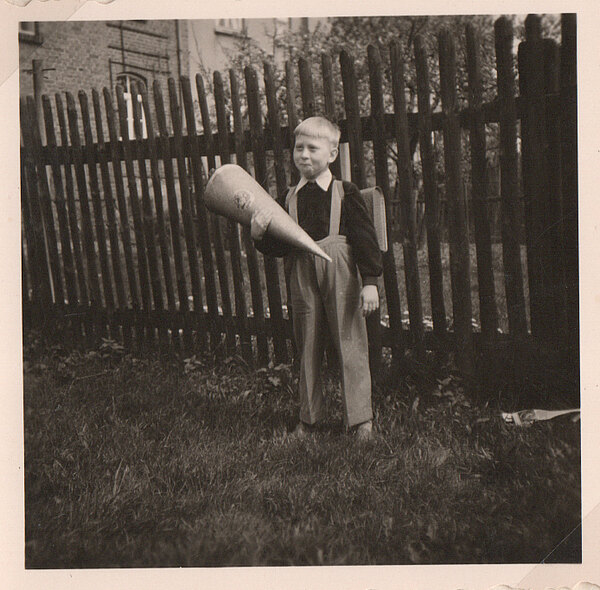 Kind mit Schultüte im Garten, 1955