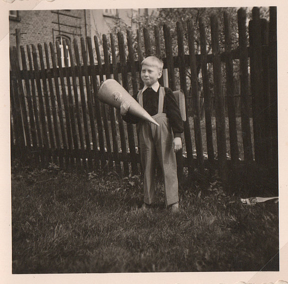 Kind mit Schultüte im Garten, 1955 