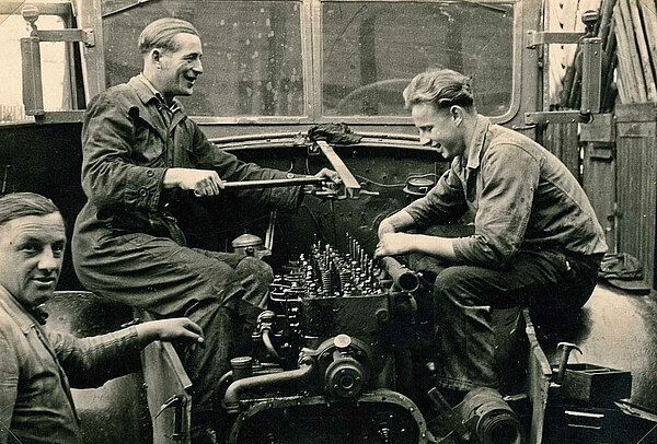 Hans Hess, Mechaniker Willi Pfaffenbach aus Waldau und der Sohn Günther Hess beim „Tuning“ des LKW-Motors