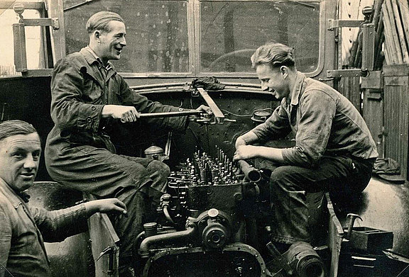 Hans Hess, Mechaniker Willi Pfaffenbach aus Waldau und der Sohn Günther Hess beim „Tuning“ des LKW-Motors 