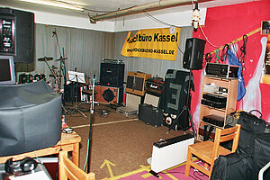 Bunkerraum Rockbüro mit vielen Musikinstrumenten