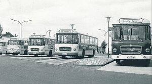 Mehere Busse stehen gestaffelt auf dem Busbahnhof am Hallenbad Ost