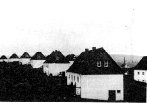 Da die Häuser alle weiß gestrichten waren, nannte die Bevölkerung die Siedlung das Mehldoerfchen