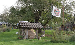 Garten mit überdachten Lehmofen 2019