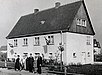 Familie Möller in der Radestraße vor ihrem neuen Haus