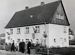 Familie Möller in der Radestraße vor ihrem neuen Haus