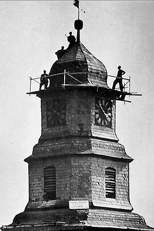 Dachdecker arbeiten am Kirchturm