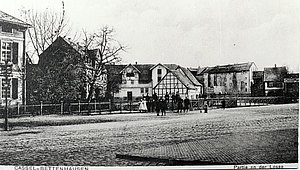 Gruppe Familien mit Kindern auf dem Dorfplatz vor der Losse,1906