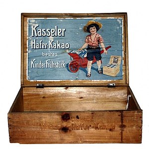 Von der Schüle Hohenlohe wurde das firmeneigene Produkt - Hafer-Kakao - in diesen Kisten verschickt.