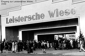 Viele Besucher gehen durch den Haupteingang zur Messe auf der Leisterschen Wiese, 1930