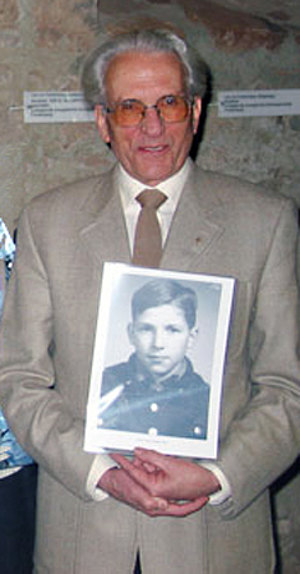 Heinz Vonjahr mit Jugendfoto, 2004 beim Frankenberger Geschichtsverein