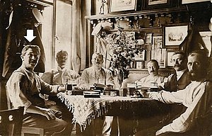 Georg Zuschlag (links am Tisch in der Gaststätte „Zum Anker“)