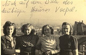 Vier Junkers-Mitarbeiterinnen auf dem Dach von Voepel