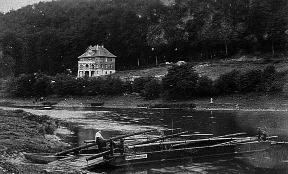 Frau auf der alten Fähre am Spiekershäuser Ufer 