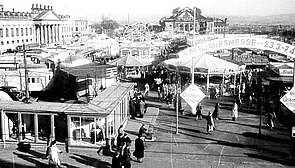 Messe und Ausstellungsgelände  auf dem Friedrichsplatz 1952 Hintergrund altes Staatstheater