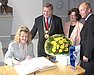 Bettina Thiele trägt sich in das Goldene Buch der Stadt Kassel ein