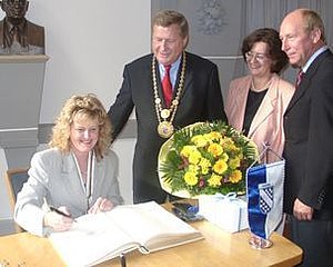 Bettina Thiele trägt sich in das Goldene Buch der Stadt Kassel ein