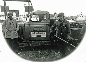 Der LKW der Marke Ford der Firma Hess im Einsatz mit zwei Männern