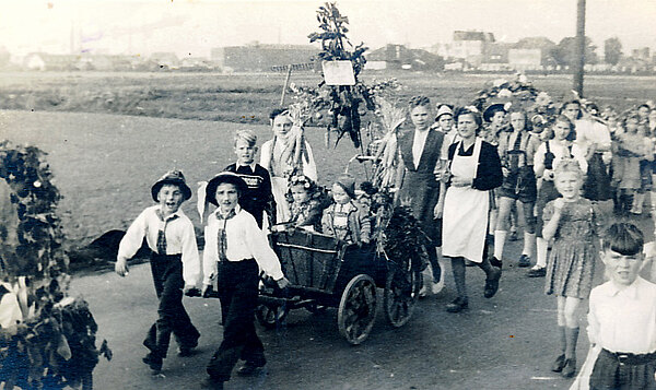 Erntedankfest-Umzug der Siedlergemeinschaft Anfang der 50er Jahre