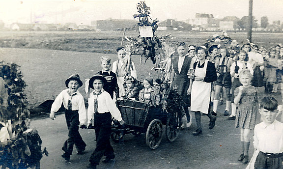 Erntedankfest-Umzug der Siedlergemeinschaft Anfang der 50er Jahre 
